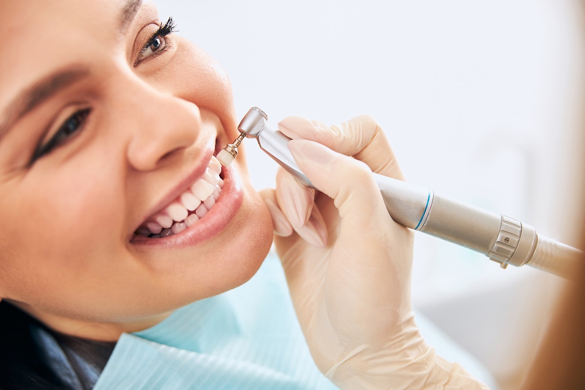 чистка зубов у стоматолога